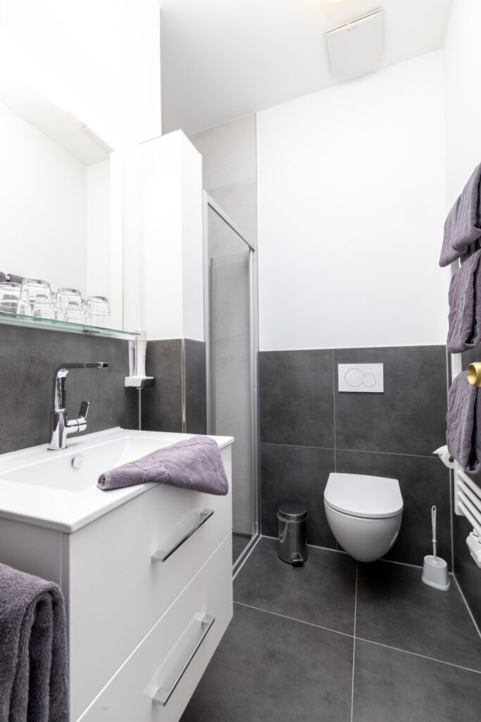 Dreibettzimmer Badezimmer